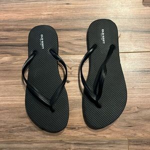 Black 7-8 old navy flip flops